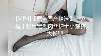 逼毛浓厚的小少妇露脸直播，女仆装情趣大奶肥臀很有肉感，小骚逼水还不少自慰揉奶，呻吟浪叫不止，想被大几把草