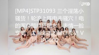 美女化妆师不错 工作太认真了 走光露点了都不知道